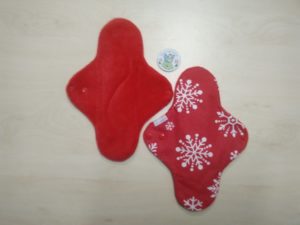 Piros pamut bébi plüss - piros alapon fehér hópihés pamut vászon - pul - pamut
