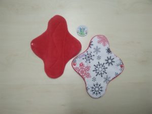 Piros pamut bébi plüss - fehér alapon piros fekete hópihés pamut vászon - pul-pamut nedvszívó.